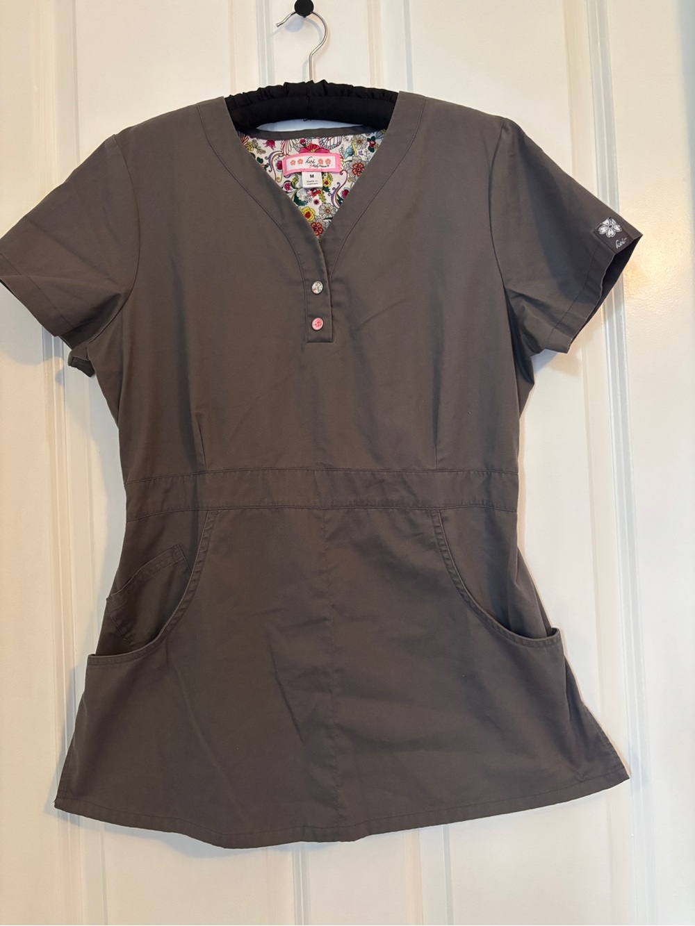 Koi by Kathy Peterson -  Gray Women’s V-Neck Scrub Top with Front Pockets. Sz M